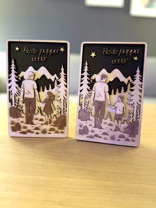 Trelags 3D-skilt – “Beste pappa ever” med far og barn i skogen (25×20 cm)
