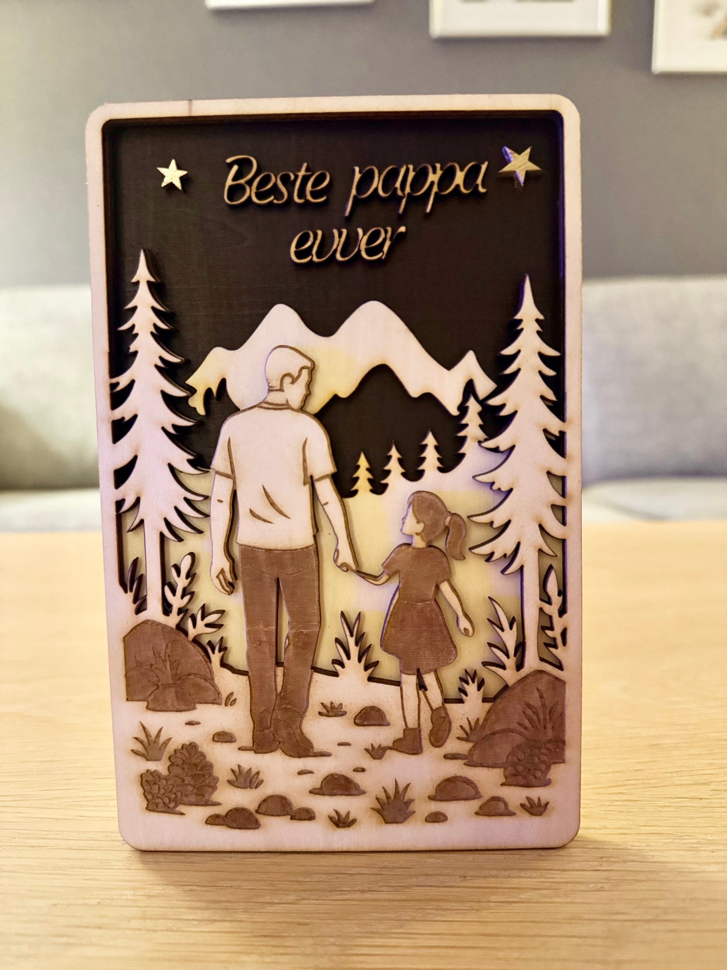 Three-layer 3D sign – "Best Dad Ever" with father and child in the forest (25x20 cm)