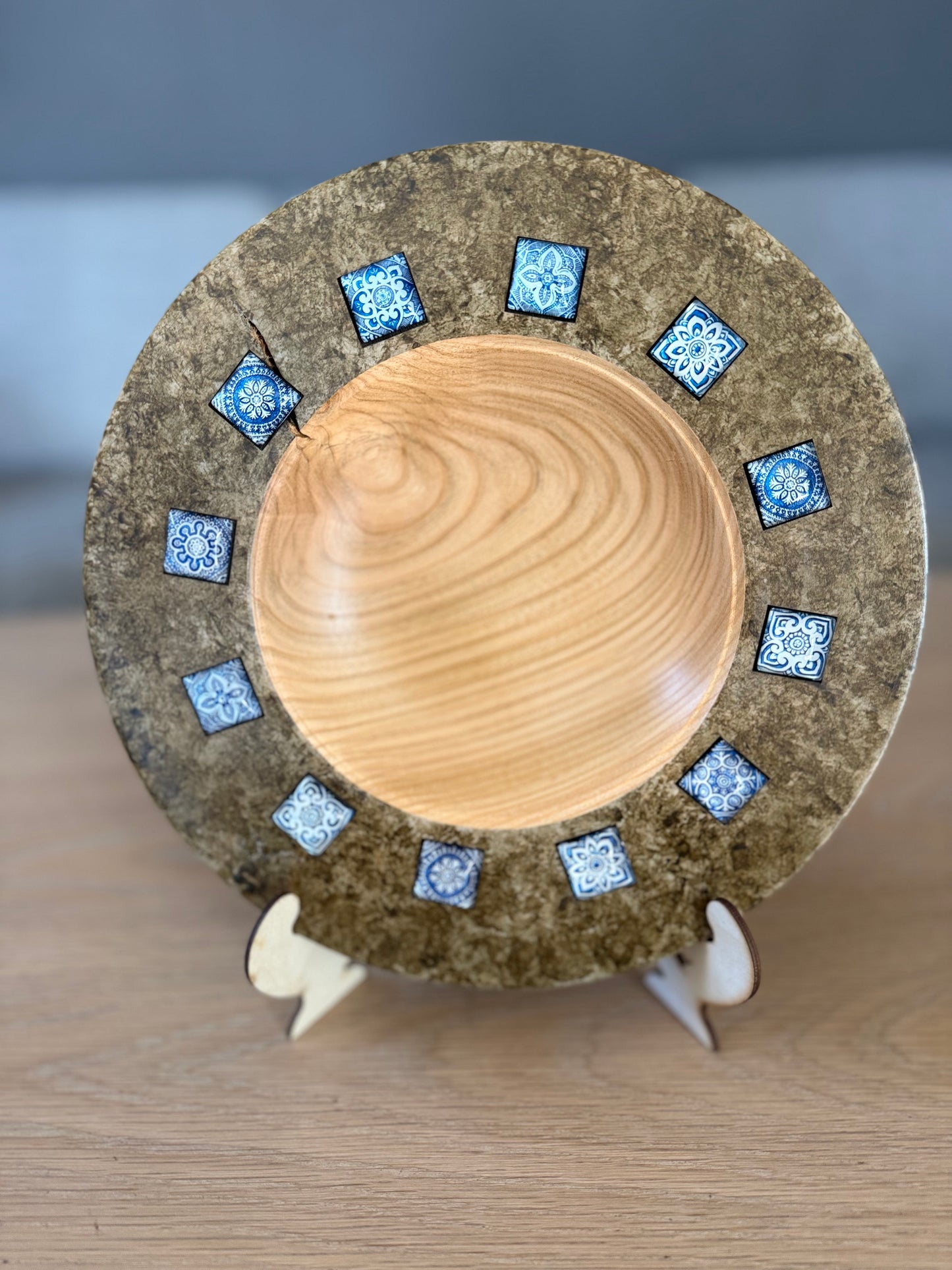 Dreid trefat med marokkanskinspirerte glassfliser og marmoreffekt – 26 cm