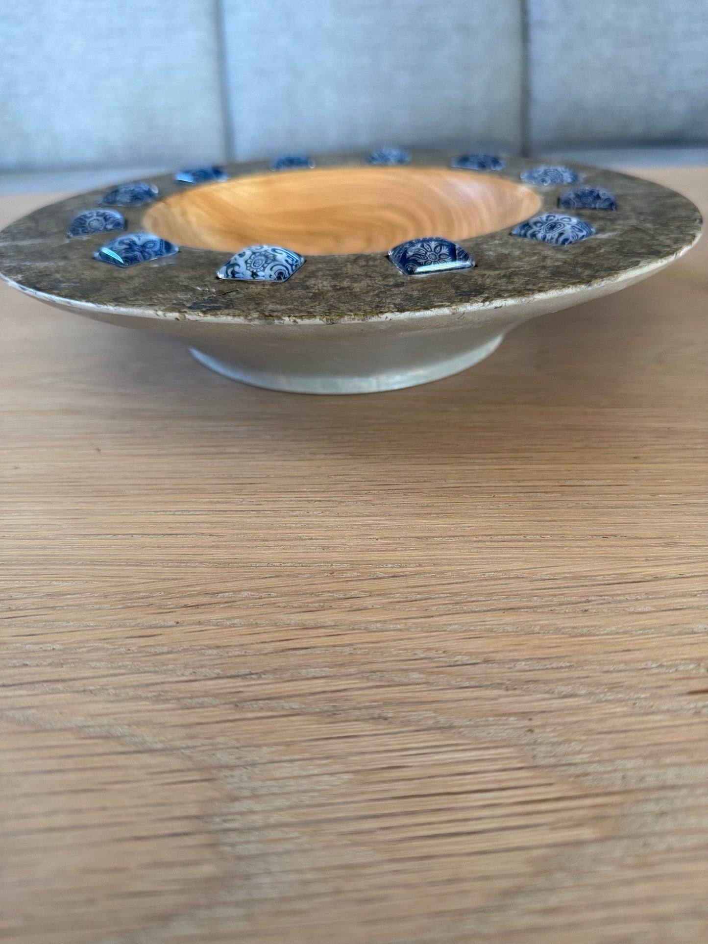 Dreid trefat med marokkanskinspirerte glassfliser og marmoreffekt – 26 cm