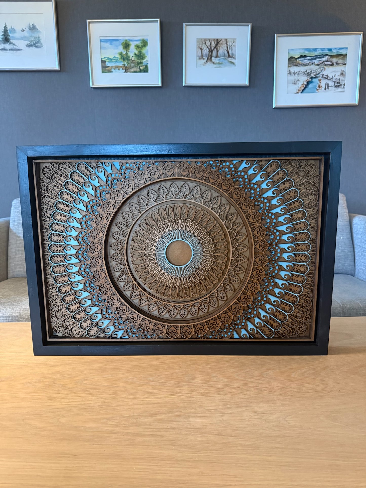 The One Color – 8-lags mandala i tre med turkis kontrast (60x45 cm)