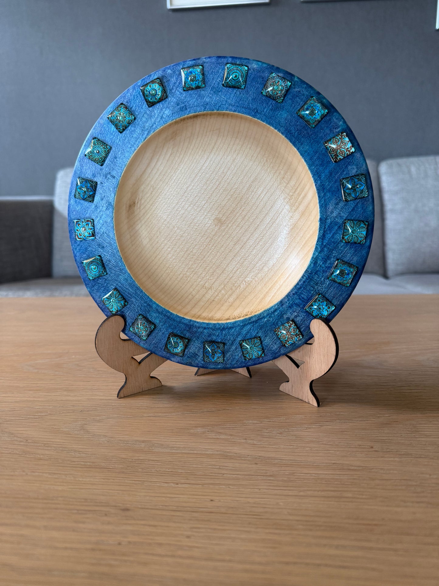 Dreid fat i sycamore med glassfliser og Royal Blue kant – 21,5 cm