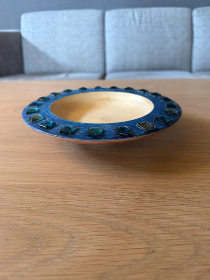 Dreid fat i sycamore med glassfliser og Royal Blue kant – 21,5 cm