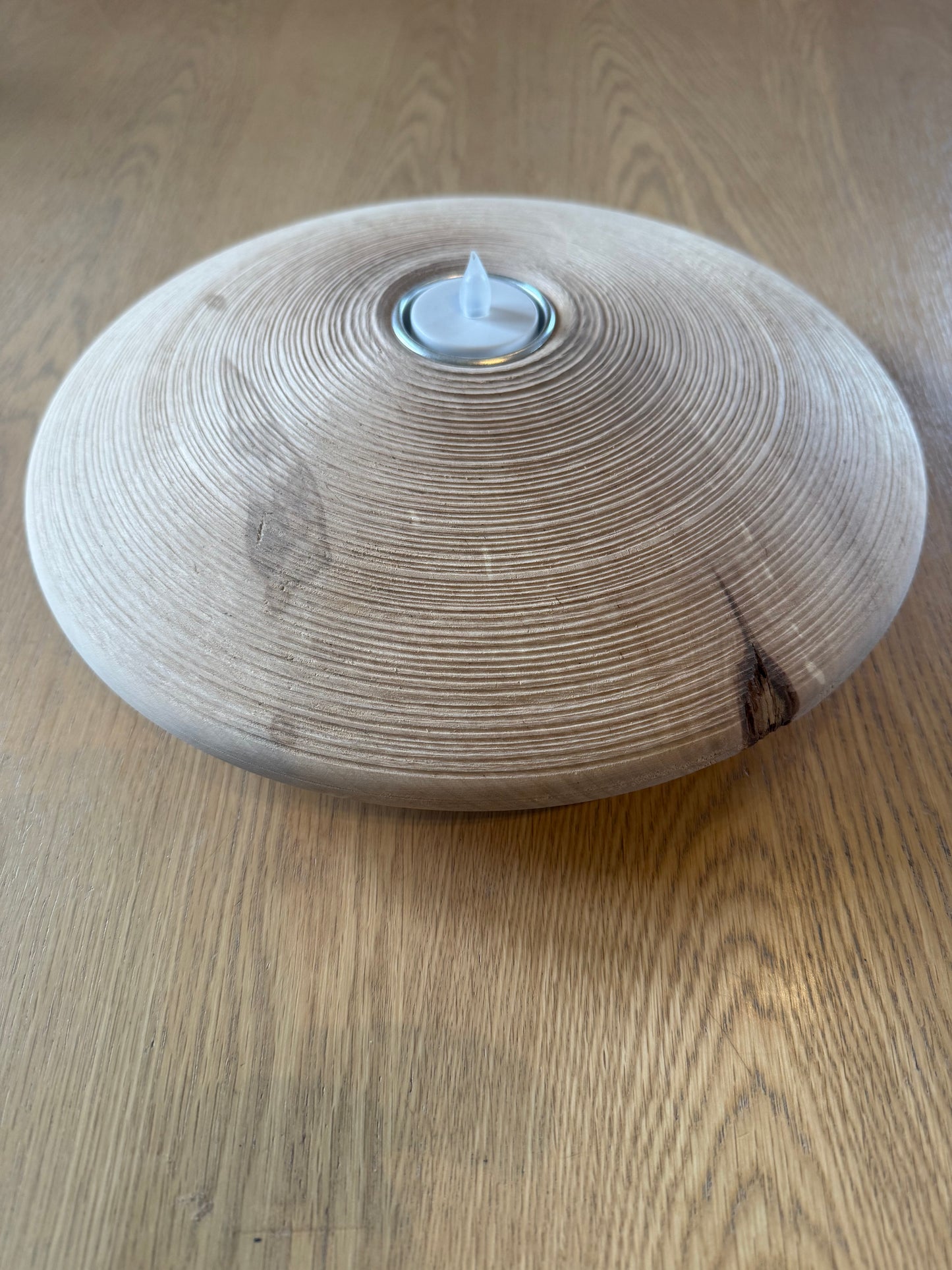Stor telysholder i spaltet bjørk – rillet naturfinish