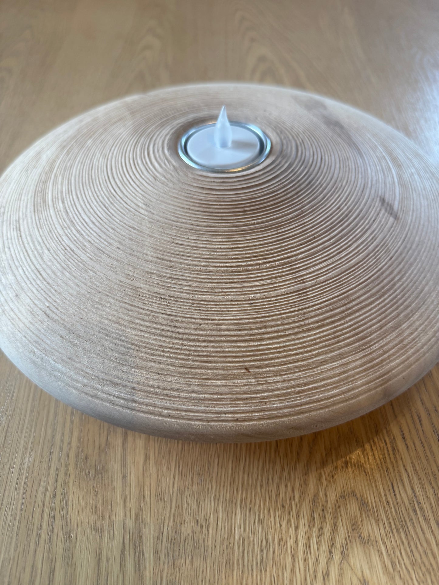 Stor telysholder i spaltet bjørk – rillet naturfinish