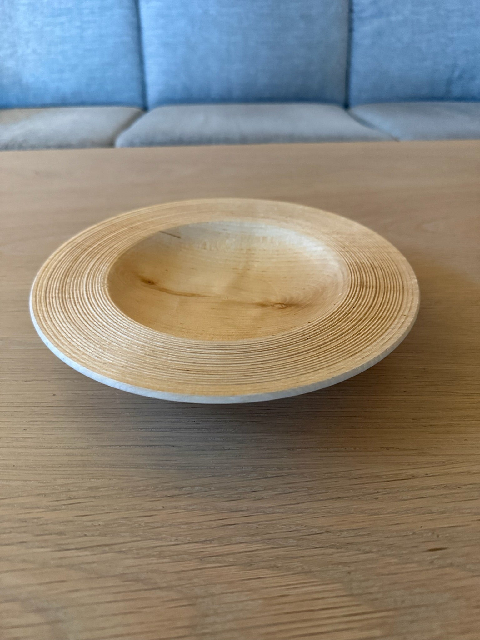 Hånddreid fat i tre med bred rillet kant og naturfinish