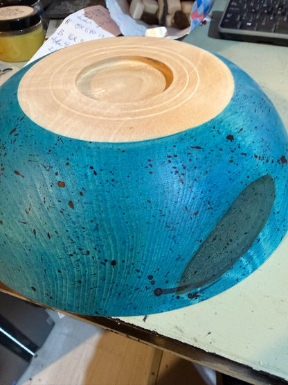 Underside av hånddreid blå og turkis treskål med Royal Blue sprutemønster