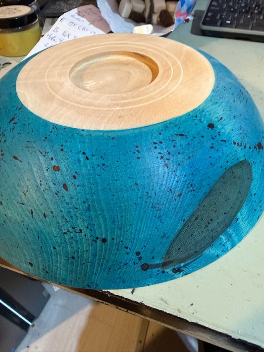 Underside av hånddreid blå og turkis treskål med Royal Blue sprutemønster